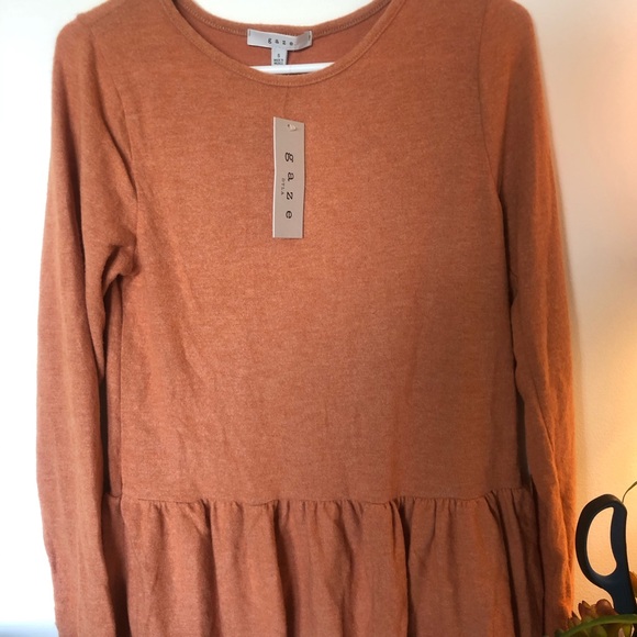 Bottom Ruffle Top - Picture 2 of 3